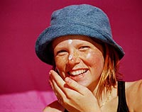Junge Frau mit Sonnencreme im Gesicht